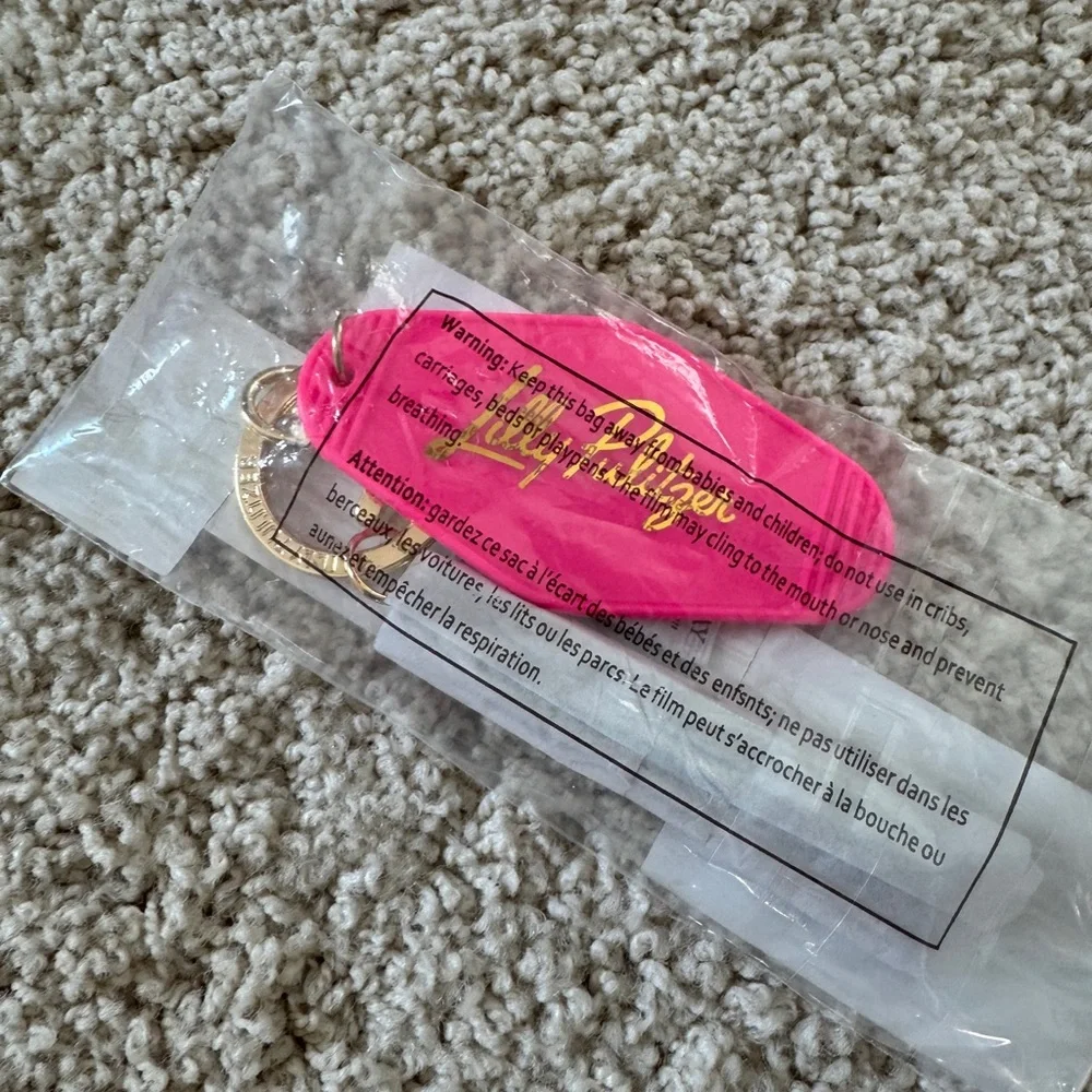 Lilly Pulitzer hot pink keychain NIP new - Picture 1 of 5
